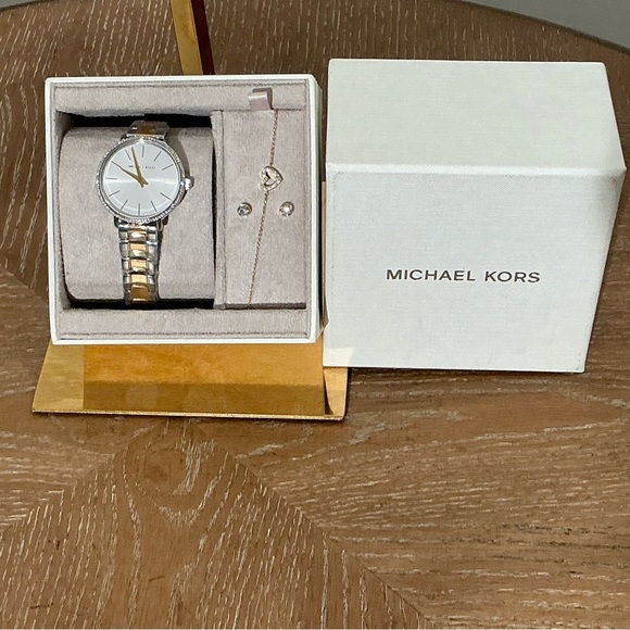 Michael Kors Women's Pyper Two-Tone 32mm Watch and Jewelry Gift Set MK1041. NEW - Picture 6 of 6